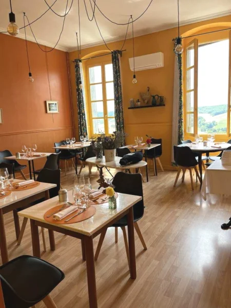 Salle du restaurant de L'Hôtel Le Quercy de Lauzerte régi par Frédéric Bacou