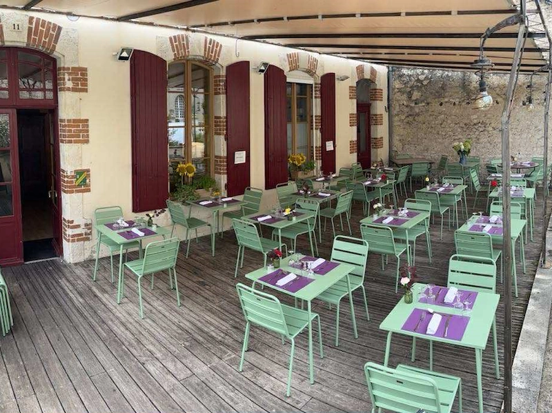 terrasse ombragée restaurant Hôtel Le Quercy à Lauzerte
